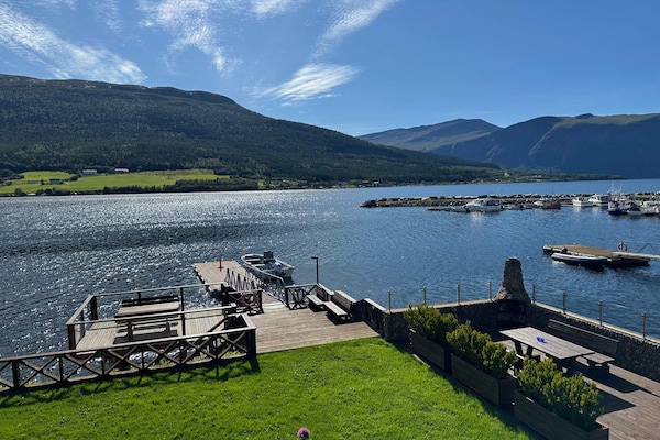 In het centrum van Eidsvåg: Ruim appartement direct aan de fjord - thumbnail 1