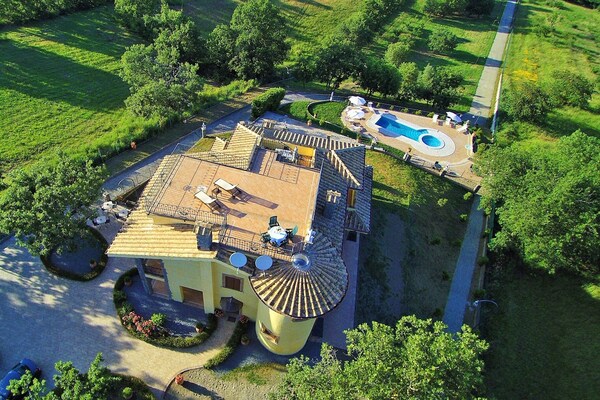 Ruime villa met privézwembad en jacuzzi voor 16 personen bij het Meer van Bolsena - thumbnail 2