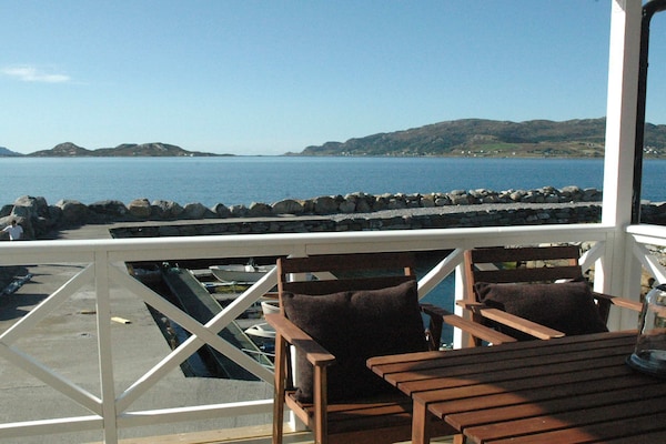Stijlvol vakantiehuis aan het water met panoramisch uitzicht in Åram - thumbnail 1