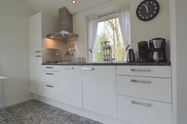 Knusse bosbungalow in Stramproy met terras aan de vijver - thumbnail 4