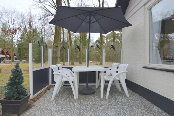 Knusse bosbungalow in Stramproy met terras aan de vijver - thumbnail 5