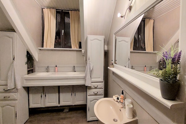 10-persoons vakantiehuis met themakamers en avontuurlijke tuin in La Reid - thumbnail 5