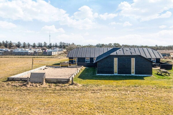 Groots vakantiehuis voor 24 personen met zwembad en sauna bij Vorupør - thumbnail 1