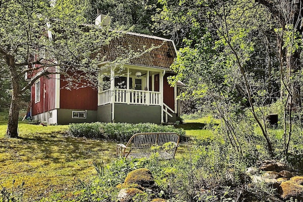 Charmant Zweeds vakantiehuis met sauna, vrij aan de bosrand bij nationaal park Tiveden - thumbnail 1