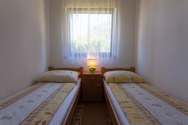 Appartement Oreskovic: Comfortabel vakantieverblijf met dakterras in Vantačići, 500m van zee - thumbnail 4