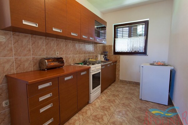 Appartement Oreskovic: Comfortabel vakantieverblijf met dakterras in Vantačići, 500m van zee - thumbnail 3