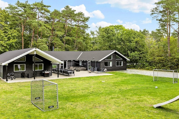 Ruim vakantiehuis in Frederiksværk voor 24 personen met zwembad · 298 m² - thumbnail 1