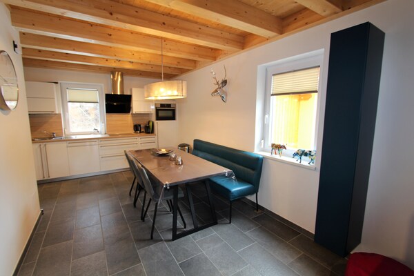 Modern chalet voor 6 personen aan de bosrand, vlakbij skilift en centrum - thumbnail 3