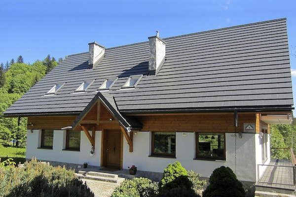 Ruime 8-persoons villa met sauna & bergzicht in Zwardoń - thumbnail 1