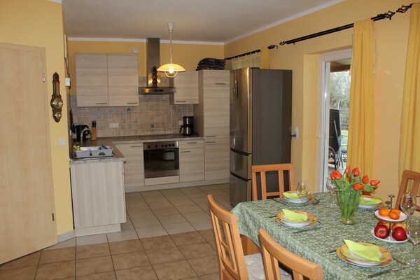 Ruime bungalow voor 8 personen nabij strand, sauna en golfbaan - thumbnail 4