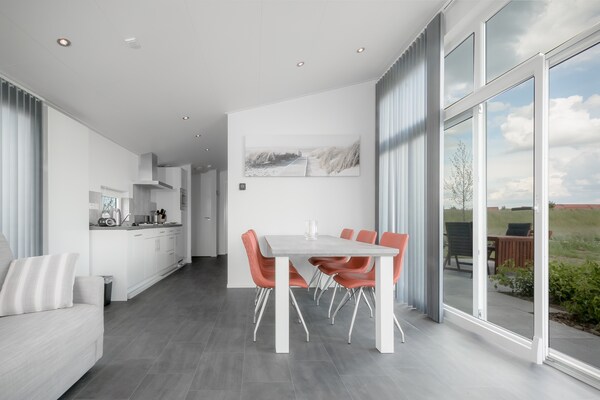 Modern vakantiehuis op Oosterschelde Water Resort in Wemeldinge - thumbnail 4