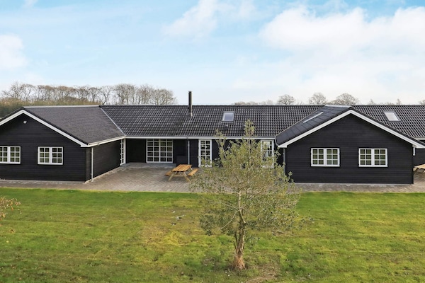 Groots vakantiehuis voor 26 personen met zwembad en sauna, 200m van zee - thumbnail 2