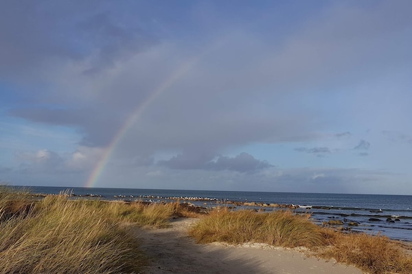 Op 500 m van zee: Scandinavisch vakantiehuis in Strandby - thumbnail 4