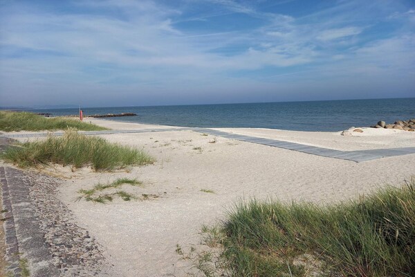 Vrijstaand vakantiehuis met zeezicht op 200m van het strand in Sæby - thumbnail 5