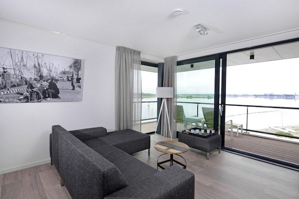 Designappartement Veerse Muze 7f met aanlegsteiger aan het Veerse Meer - thumbnail 1
