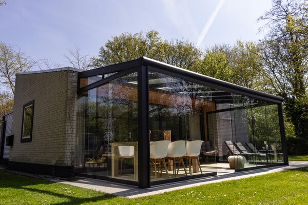 Stijlvolle vrijstaande bungalow in bosrijk Ruiterplaatpark, 500m van Veerse Meer - thumbnail 5