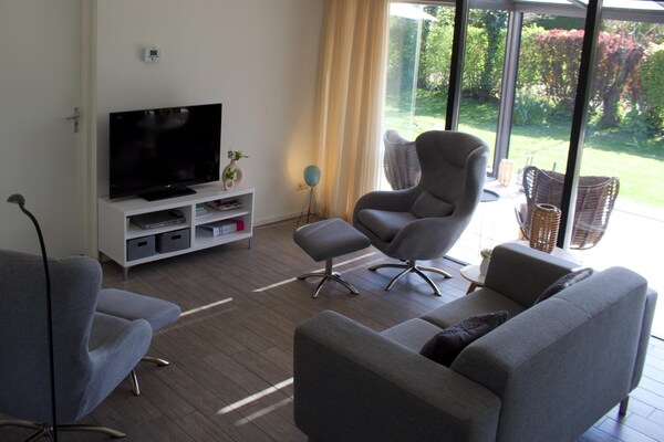 Stijlvolle vrijstaande bungalow in bosrijk Ruiterplaatpark, 500m van Veerse Meer - thumbnail 1