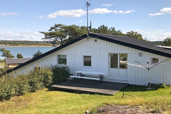 Vrijstaand vakantiehuis met zeezicht op 100 meter van de kust bij Varberg - thumbnail 1