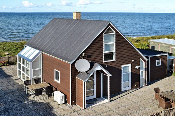 Panoramisch vakantiehuis op slechts 10 meter van de zee bij Brenderup - thumbnail 1