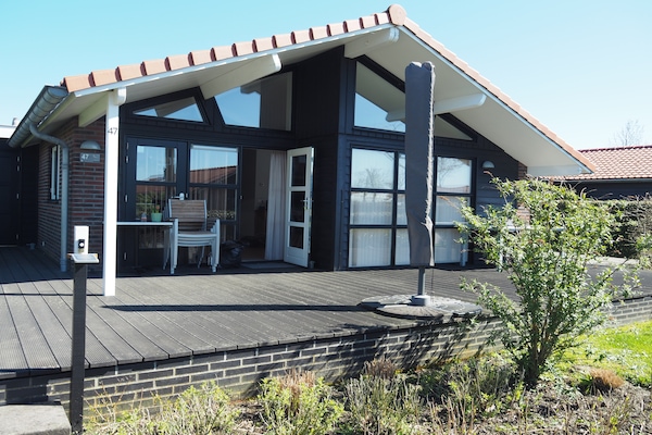 Modern vakantiehuis aan de Goese Golf met tuin en zwembad - thumbnail 1