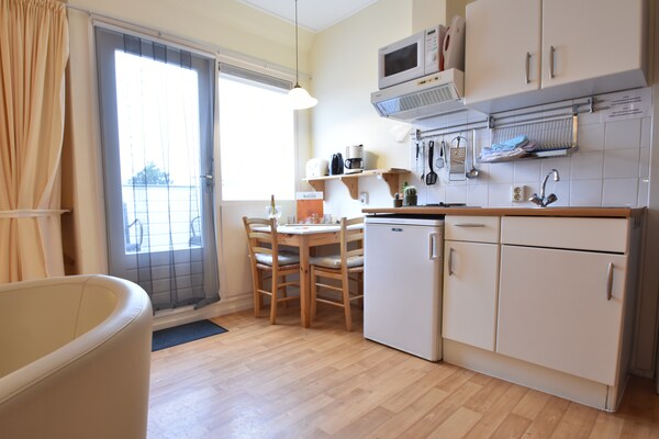 Romantisch studio-appartement met zeezicht in rijksmonument op landgoed - thumbnail 6