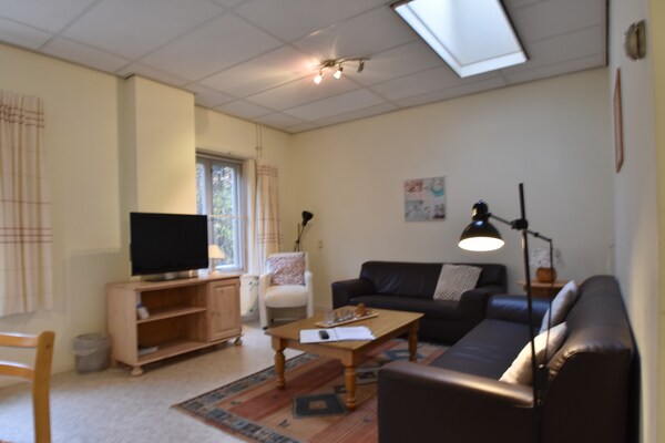 Huize Glory Granaat – Privé appartement in groene oase, 500m van strand - thumbnail 1