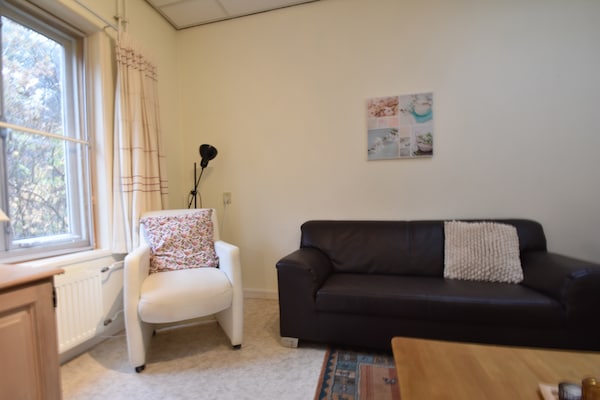 Huize Glory Granaat – Privé appartement in groene oase, 500m van strand - thumbnail 5