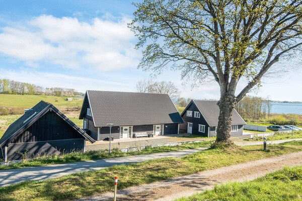 Luxe wellnessvilla voor 16 personen met zeezicht op 150 meter van het strand - thumbnail 1