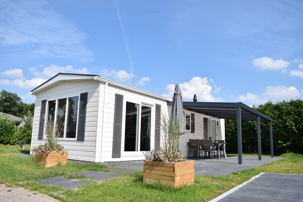 Knus vrijstaand chalet met tuin op Recreatiepark de Boshoek in Voorthuizen - thumbnail 1