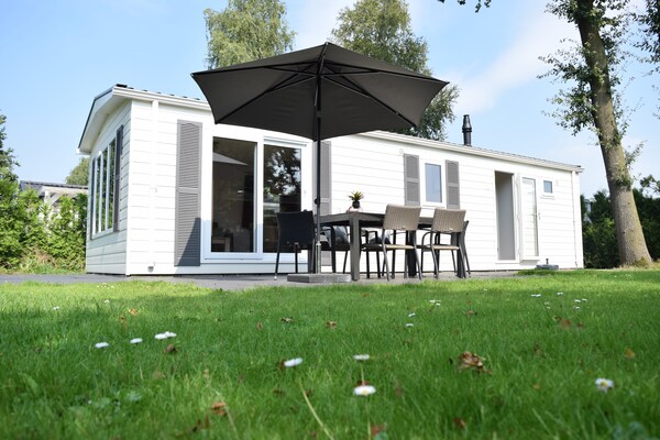 Modern chalet op Recreatiepark de Boshoek in Voorthuizen - thumbnail 1