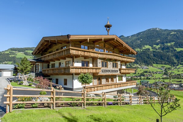 Zonnig 6-persoons appartement op boerderij met bergzicht bij Mayrhofen - thumbnail 2
