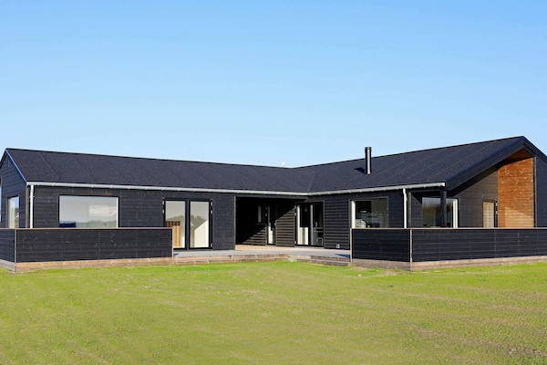 Individueel vakantiehuis met wellnessannex op 600m van de Noordzee in Løkken - thumbnail 1