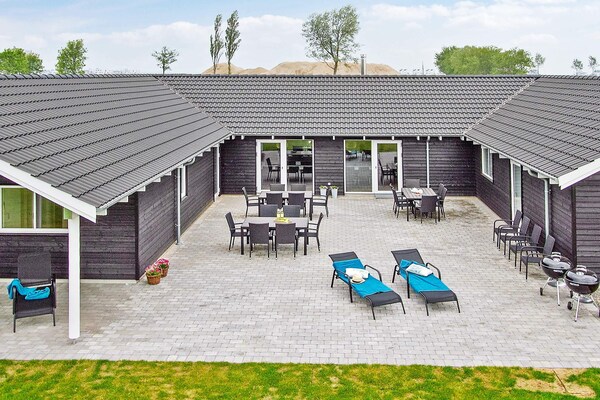 Op 950 m van zee: ruim vakantiehuis in Kappeln voor 20 personen · 267 m² - thumbnail 1