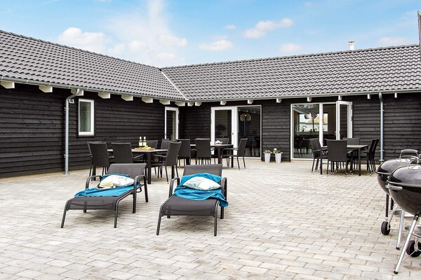 Op 950 m van zee: ruim vakantiehuis in Kappeln voor 20 personen · 267 m² - thumbnail 2