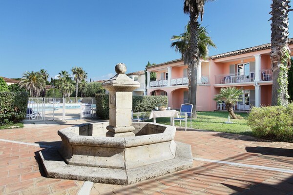 Knus appartement met zwembad in parkachtige oase van Grimaud - thumbnail 1