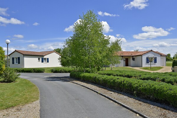4-persoons villa met privézwembad in Vasles - thumbnail 6