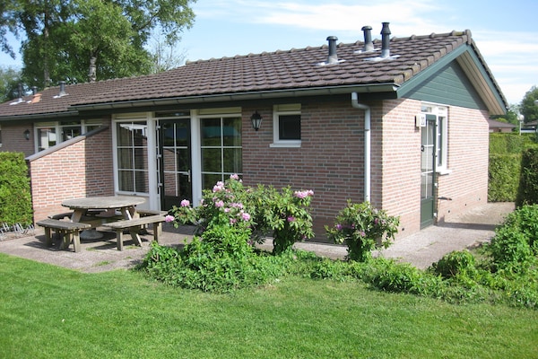 Gezellige stenen bungalow voor 4 personen op Recreatiepark de Boshoek in Voorthuizen - thumbnail 1