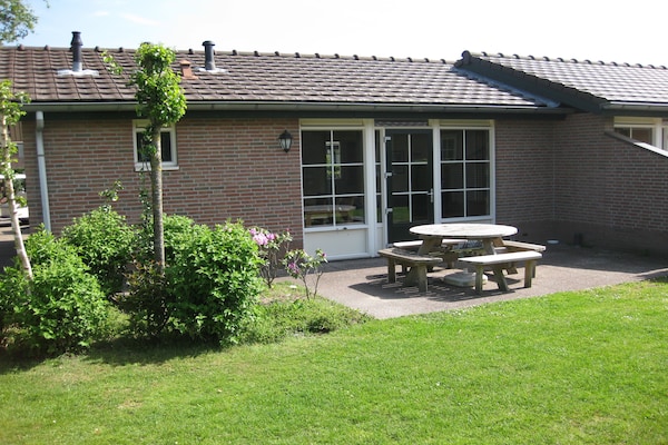 Ruime stenen bungalow voor 6 personen in autovrij vakantiepark Voorthuizen - thumbnail 1