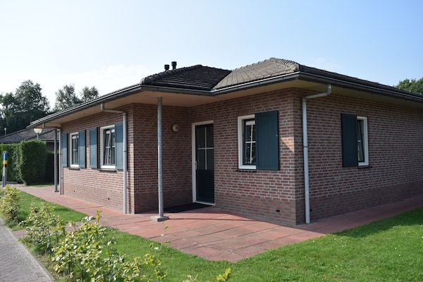 Knusse stenen bungalow op Recreatiepark de Boshoek in Voorthuizen - thumbnail 6