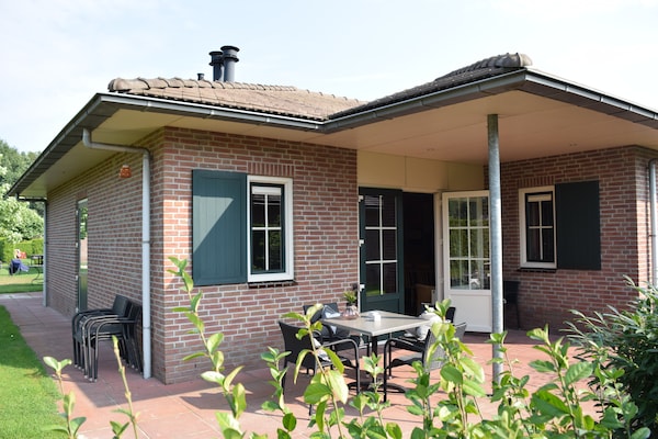 Knusse stenen bungalow op Recreatiepark de Boshoek in Voorthuizen - thumbnail 1