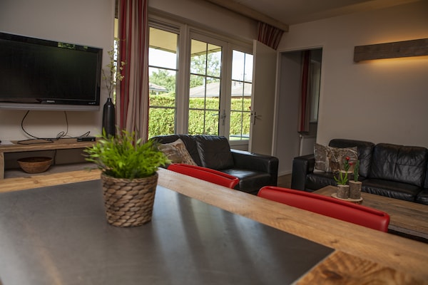 Knusse stenen bungalow op Recreatiepark de Boshoek in Voorthuizen - thumbnail 2