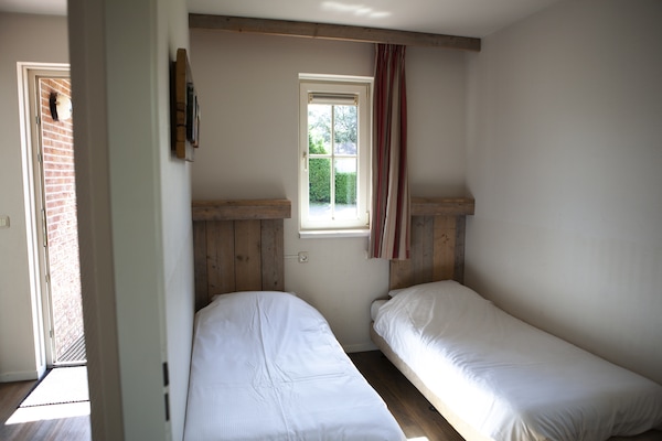 Knusse stenen bungalow op Recreatiepark de Boshoek in Voorthuizen - thumbnail 4