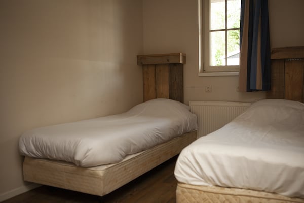 Groepsbungalow met haard op de Veluwe, 14 pers., huisdieren welkom - thumbnail 5