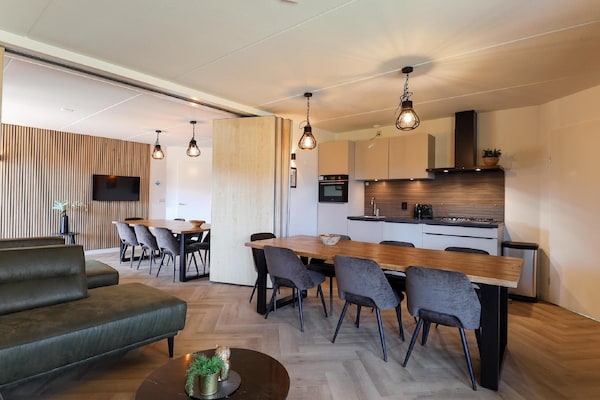 Groepsbungalow met haard op de Veluwe, 14 pers., huisdieren welkom - thumbnail 1