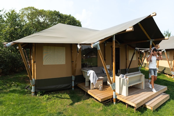 Safaritent voor 8 personen met eigen sanitair op Recreatiepark de Boshoek - thumbnail 1