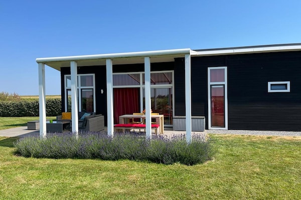 Modern vakantiehuis aan de Oosterschelde met vrij uitzicht - thumbnail 1