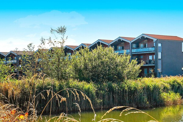 Licht appartement met terras en uitzicht op het meer, 300m van strand - thumbnail 4