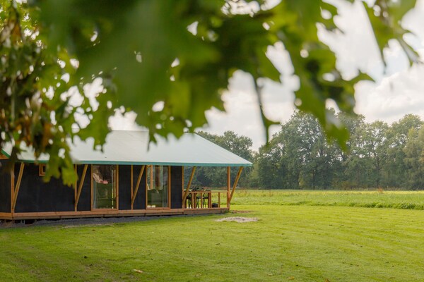 Luxe glamping tent op rustiek vakantiepark in het Overijsselse Buurse - thumbnail 6