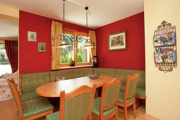Ruim chaletappartement met sauna en bergzicht in Saalbach-Hinterglemm - thumbnail 3