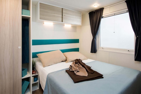 Knus chalet voor 2 op groen vakantiepark nabij zee in Baia Domizia - thumbnail 3